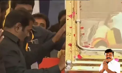 விஜயகாந்த் உடலுக்கு சீமான் கண்ணீர் மல்க அஞ்சலி ... ... சந்தனப் பேழையில் வைத்து விஜயகாந்த் உடல் நல்லடக்கம்