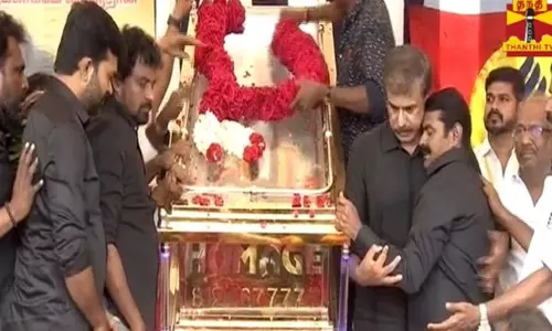 விஜயகாந்த் உடலுக்கு சீமான் கண்ணீர் மல்க அஞ்சலி ... ... சந்தனப் பேழையில் வைத்து விஜயகாந்த் உடல் நல்லடக்கம்