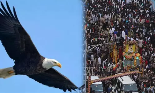 கொடை வள்ளல் இறுதி ஊர்வலம்: வானில் வட்டமிட்ட கருடன் - புல்லரிக்க வைக்கும் காட்சி...! கொடை வள்ளல் இறுதி ஊர்வலம்: வானில் வட்டமிட்ட கருடன் - புல்லரிக்க வைக்கும் காட்சி...!