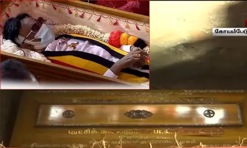 கட்சி அலுவலகத்தில் மீளாத் துயில் கொண்ட கேப்டன்.. முழு அரசு மரியாதையுடன் நல்லடக்கம் கட்சி அலுவலகத்தில் மீளாத் துயில் கொண்ட கேப்டன்.. முழு அரசு மரியாதையுடன் நல்லடக்கம்