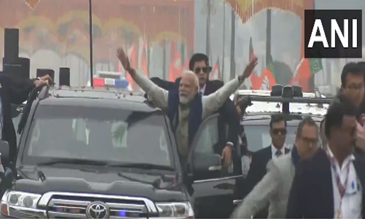 அயோத்தி சென்றுள்ள பிரதமர் மோடிக்கு வழி நெடுகிலும் மக்கள் உற்சாக வரவேற்பு