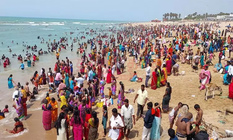 ஆங்கில புத்தாண்டையொட்டி, முருகனை தரிசிக்க திருச்செந்தூர் படையெடுக்கும் பக்தர்கள்