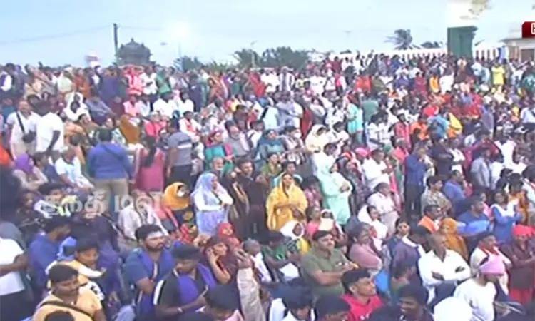 கன்னியாகுமரியில் ஆண்டின் முதல் சூரிய உதயத்தை கண்டு ரசித்த சுற்றுலா பயணிகள்..!