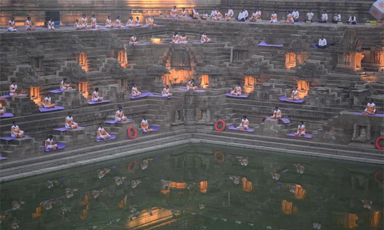 ஒரே நேரத்தில் 4 ஆயிரம் பேர் சூரிய நமஸ்காரம்: குஜராத் கின்னஸ் சாதனை