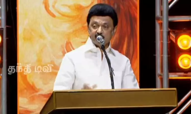 கருணாநிதியின் வரலாற்றை கவிதையாக தர வேண்டும் - வைரமுத்துவுக்கு முதல்-அமைச்சர் மு.க.ஸ்டாலின் வேண்டுகோள் கருணாநிதியின் வரலாற்றை கவிதையாக தர வேண்டும் - வைரமுத்துவுக்கு முதல்-அமைச்சர் மு.க.ஸ்டாலின் வேண்டுகோள்