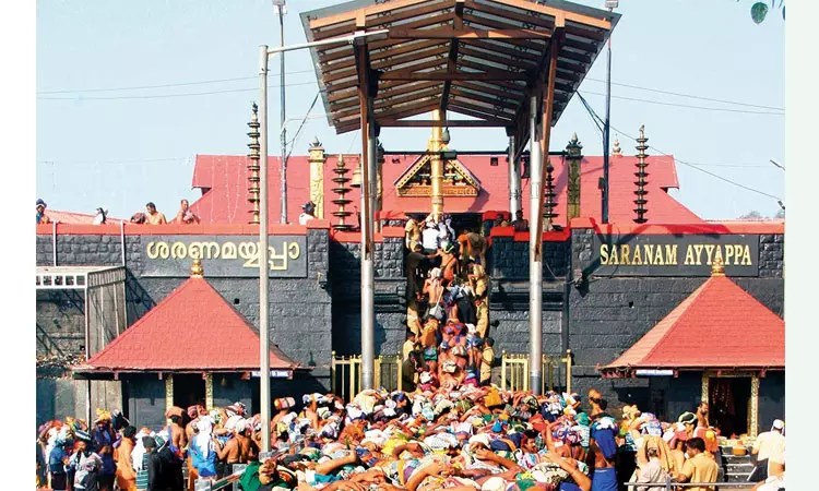 புத்தாண்டு தரிசனம்: சபரிமலையில் அலைமோதிய பக்தர்கள் கூட்டம்
