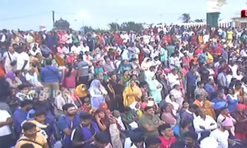 கன்னியாகுமரியில் ஆண்டின் முதல் சூரிய உதயத்தை கண்டு ரசித்த சுற்றுலா பயணிகள்..!