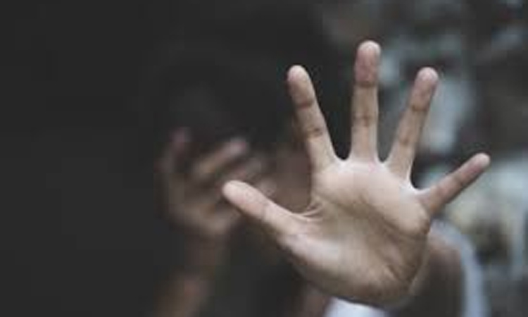 பாலியல் பலாத்கார முயற்சி: கொதிக்கும் எண்ணெய் கொப்பரையில் வீசப்பட்ட இளம்பெண்