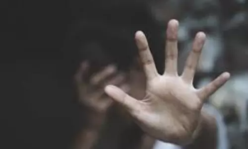 பாலியல் பலாத்கார முயற்சி: கொதிக்கும் எண்ணெய் கொப்பரையில் வீசப்பட்ட இளம்பெண்