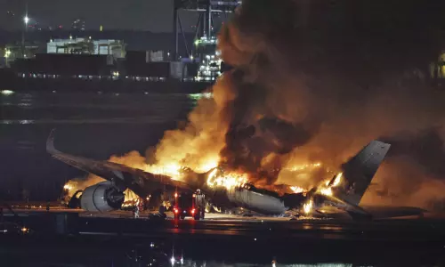ரன்வேயில் திடீரென தீப்பற்றி எரிந்த விமானம்.. டோக்கியோ விமான நிலையத்தில் பரபரப்பு