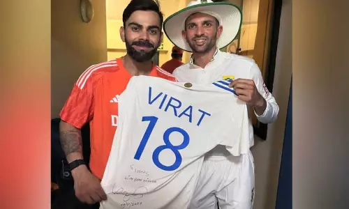 கேசவ் மகாராஜுக்கு தனது ஜெர்சியை பரிசளித்த விராட் கோலி கேசவ் மகாராஜுக்கு தனது ஜெர்சியை பரிசளித்த விராட் கோலி