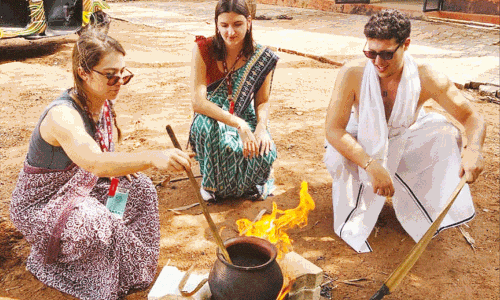 தூத்துக்குடி அருகே பாரம்பரிய முறைப்படி பொங்கல் கொண்டாடிய வெளிநாட்டு சுற்றுலா பயணிகள்