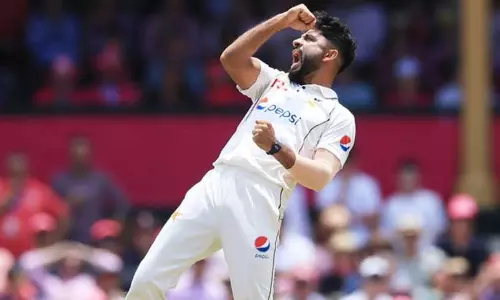 பந்துவீச்சில் ஜொலித்த அமீர் ஜமால்..! முதல் இன்னிங்சில் ஆஸ்திரேலியா  299 ரன்களுக்கு ஆட்டமிழப்பு