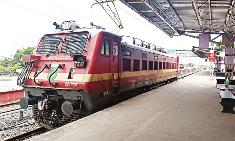 சோதனை ஓட்டம் திருப்தி: போக்குவரத்துக்கு தயார் நிலையில் நெல்லை-திருச்செந்தூர் ரெயில் பாதை