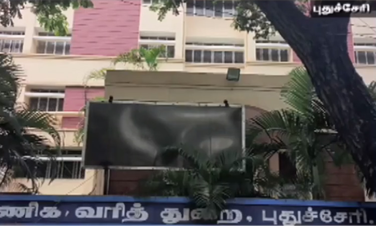 புதுச்சேரி வணிகவரித்துறை அலுவலகத்தில் சி.பி.ஐ சோதனை