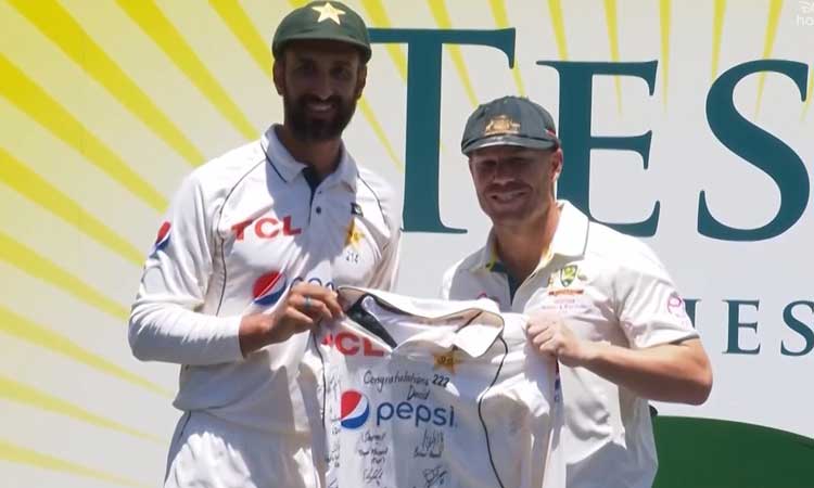 டெஸ்ட் போட்டிகளிலிருந்து டேவிட் வார்னர் ஓய்வு...! ஜெர்சியை பரிசளித்த பாகிஸ்தான் கேப்டன்...!