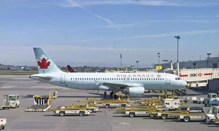 நடுவானில் விமானத்தில் திடீரென பயணியை தாக்கிய சிறுவனால் பரபரப்பு நடுவானில் விமானத்தில் திடீரென பயணியை தாக்கிய சிறுவனால் பரபரப்பு