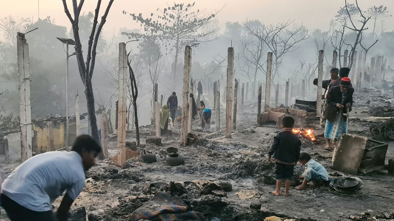 Kebakaran besar terjadi di kamp pengungsi Rohingya;  7 ribu orang kehilangan tempat tinggal dan menderita Kebakaran besar terjadi di kamp pengungsi Rohingya;  7 ribu orang kehilangan tempat tinggal dan menderita