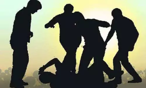 தோழியை பார்க்க வந்த கல்லூரி மாணவனுக்கு நேர்ந்த கொடூரம்.. கடத்தி சென்று துன்புறுத்திய கும்பல்