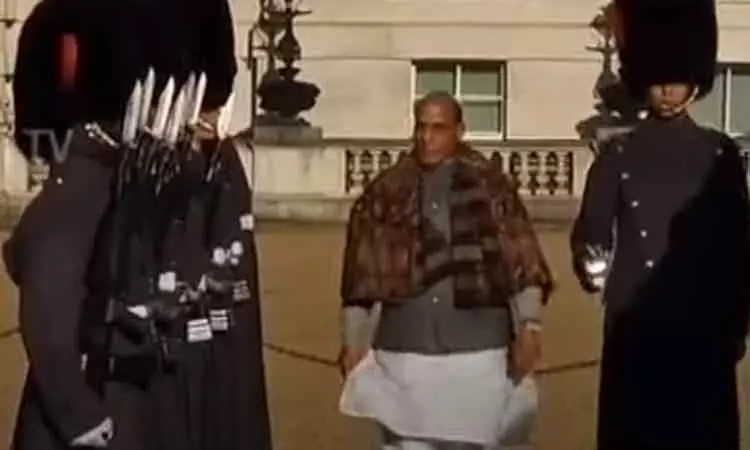 இங்கிலாந்தில் மத்திய பாதுகாப்புத்துறை மந்திரி ராஜ்நாத் சிங்கிற்கு சிறப்பு ராணுவ மரியாதை இங்கிலாந்தில் மத்திய பாதுகாப்புத்துறை மந்திரி ராஜ்நாத் சிங்கிற்கு சிறப்பு ராணுவ மரியாதை