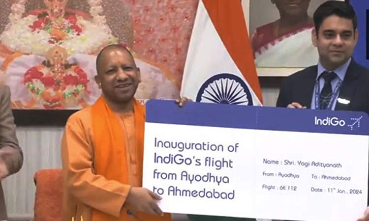 ஆமதாபாத் - அயோத்தி விமான சேவை தொடக்கம் : முதல் 3 வார விமான போர்டிங் பாஸ் பெற்றார் யோகி ஆதித்யநாத்