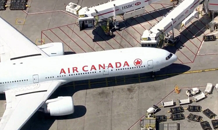 கனடா:  விமானம் புறப்படும் முன் கதவை திறந்து கீழே குதித்த நபரால் பரபரப்பு