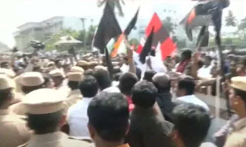 சேலத்தில் கவர்னருக்கு எதிராக கருப்புக்கொடி காட்டி போராட்டம் நடத்தியவர்கள் கைது!