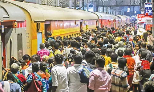 பொங்கல் பண்டிகை தொடர் விடுமுறை: தென்மாவட்ட ரெயில்களில் பயணிகள் முண்டியடித்து பயணம்