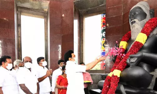 திருவள்ளுவர் திருநாள்: தமிழக அரசு சார்பில் திருவள்ளுவர் சிலைக்கு மலர் வணக்கம் நிகழ்ச்சி திருவள்ளுவர் திருநாள்: தமிழக அரசு சார்பில் திருவள்ளுவர் சிலைக்கு மலர் வணக்கம் நிகழ்ச்சி