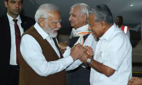 பிரதமர் மோடி கொச்சி வருகை  - கேரள முதல்-மந்திரி பினராயி விஜயன் வரவேற்பு