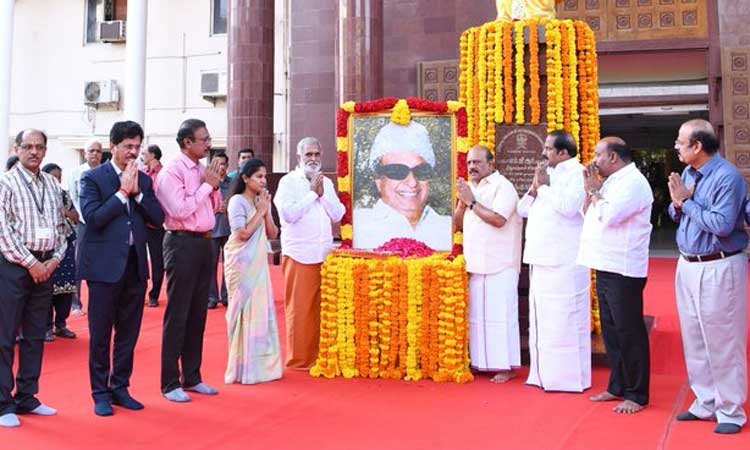 தமிழக அரசு சார்பில் எம்.ஜி.ஆர் உருவப்படத்திற்கு அமைச்சர்கள் மலர் தூவி மரியாதை