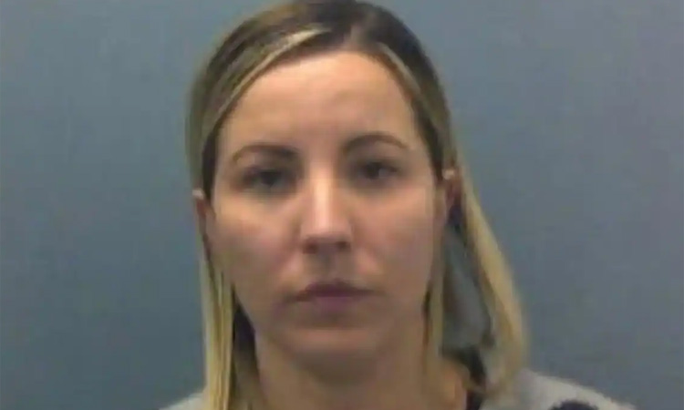 மாணவனை மயக்கி உல்லாசம்.. பிரிட்டன் ஆசிரியைக்கு வாழ்நாள் தடை