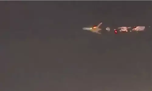 நடுவானில் தீ பிடித்து எரிந்தபடி சென்ற விமானம்: வைரலாகும் வீடியோ