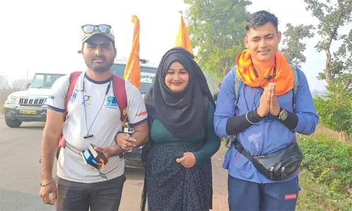 மும்பையில் இருந்து அயோத்திக்கு நடைபயணம் செல்லும் முஸ்லிம் பெண்: உற்சாகமாக வரவேற்கும் மக்கள்...!