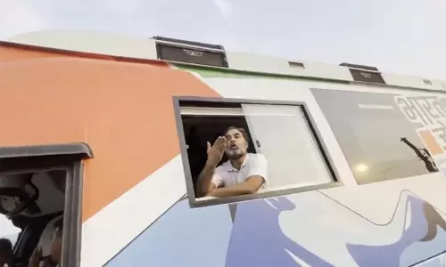 அசாமில் எதிர்ப்பு : பாஜக தொண்டர்களுக்கு பறக்கும் முத்தம் கொடுத்த ராகுல்