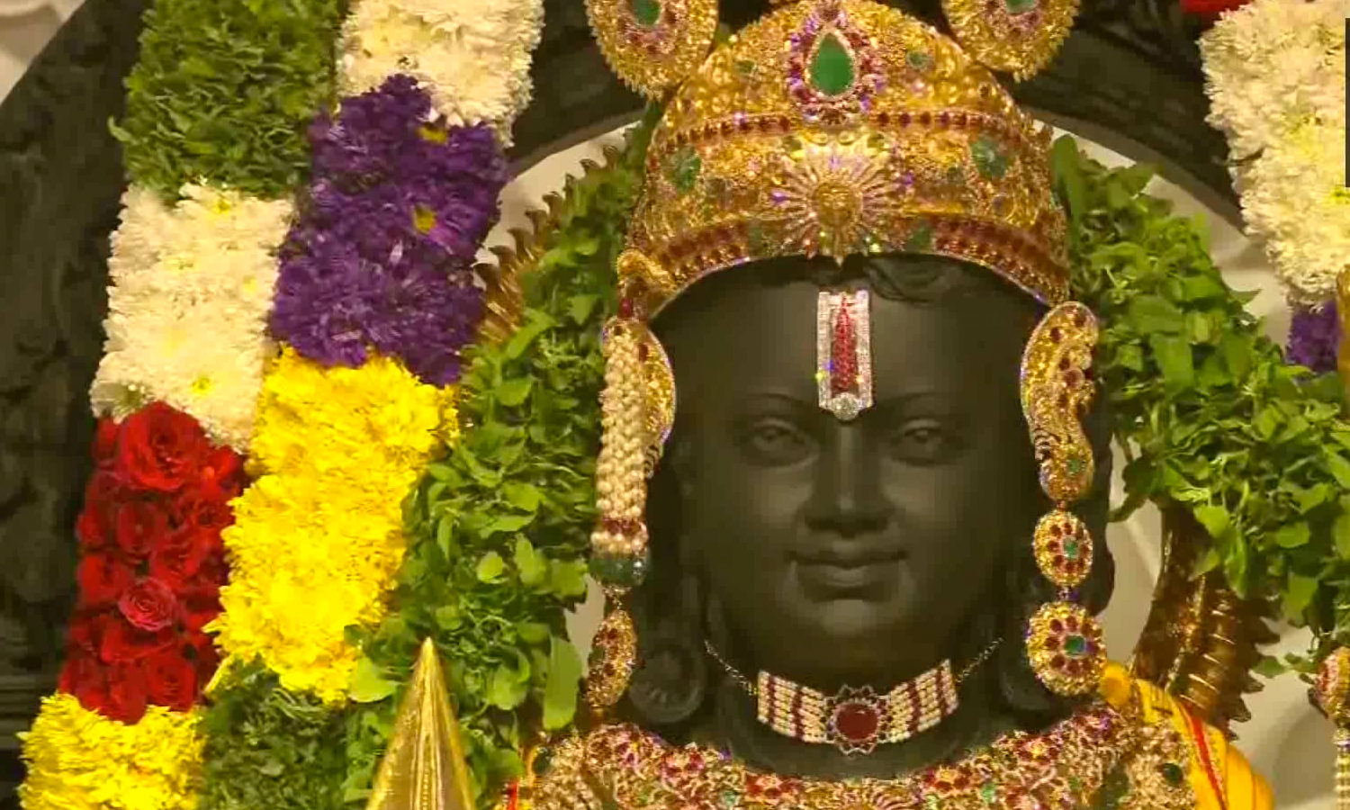 அயோத்தி ராமர் கோவில் கருவறையில் உள்ள  பால ராமர் சிலைக்கு பிராண பிரதிஷ்டை...!