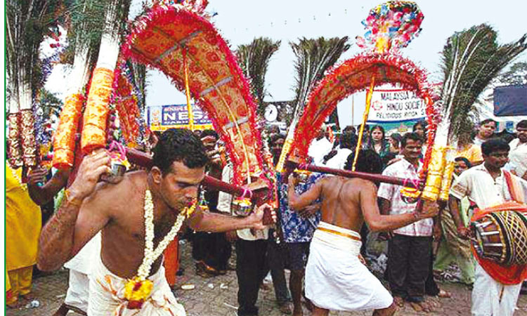காவடி எடுத்து முருகப்பெருமானை தரிசிக்கும் வழக்கம்.. பின்னணி இதுதான்..!