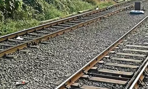 சிக்னல் கோளாறை சரி செய்தபோது கோர விபத்து.. ரெயில் மோதி 3 ஊழியர்கள் பலி