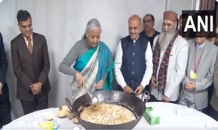 பட்ஜெட் தயாரிப்பு பணி நிறைவு-அதிகாரிகளுக்கு அல்வா கிண்டி வழங்கிய நிதி மந்திரி நிர்மலா சீதாராமன்