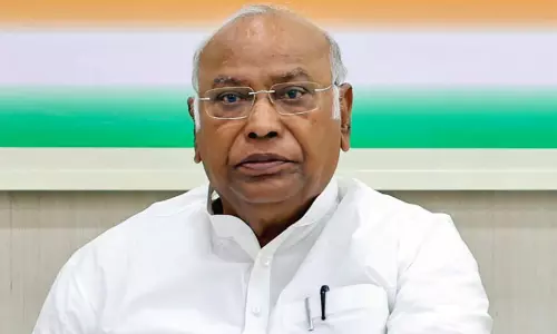 கடவுள் படத்தை காட்டி மக்கள் வயிற்றை நிரப்ப முடியாது - மல்லிகார்ஜுன கார்கே விமர்சனம் கடவுள் படத்தை காட்டி மக்கள் வயிற்றை நிரப்ப முடியாது - மல்லிகார்ஜுன கார்கே விமர்சனம்