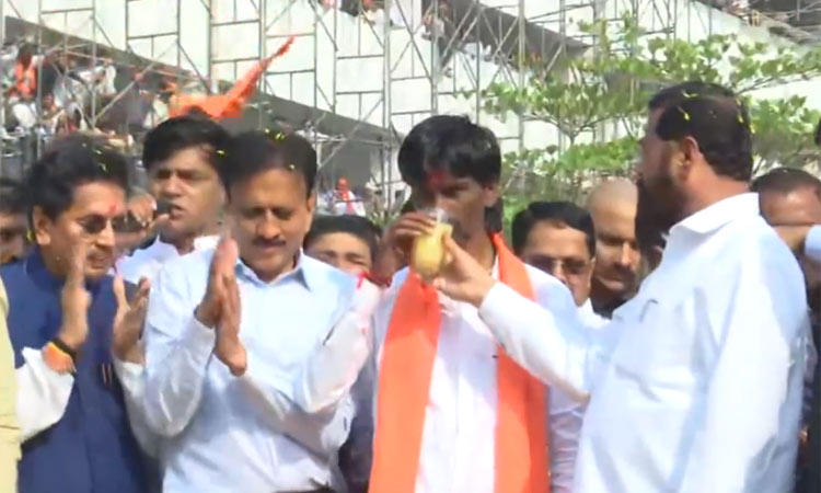 இட ஒதுக்கீட்டு கோரிக்கையை மராட்டிய அரசு ஏற்றது..  உண்ணாவிரதத்தை நிறைவு செய்த மராத்தா சமூக தலைவர்