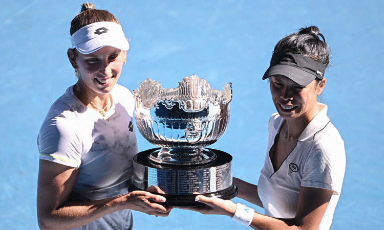 ஆஸ்திரேலிய ஓபன் டென்னிஸ்; பெண்கள் இரட்டையர் பிரிவில் சாம்பியன் பட்டம் வென்ற எலிஸ் மெர்டென்ஸ் இணை