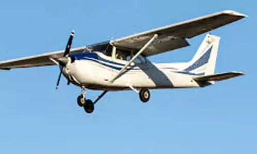 கார் மீது சிறிய வகை விமானம் மோதி விபத்து... இருவர் உயிரிழப்பு கார் மீது சிறிய வகை விமானம் மோதி விபத்து... இருவர் உயிரிழப்பு