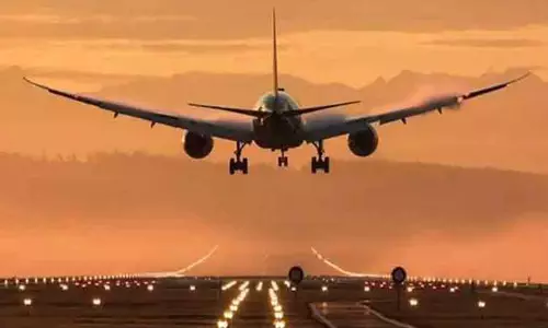 அமெரிக்கா:  தரையிறங்கியபோது குலுங்கிய விமானம்; 6 பேர் காயம்