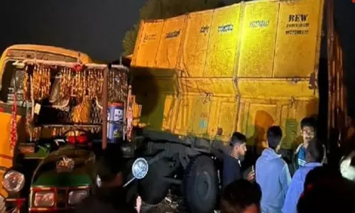 பள்ளி பேருந்து - டிராக்டர் மோதி விபத்து: மாணவர்கள் 4 பேர் பலியான சோகம்