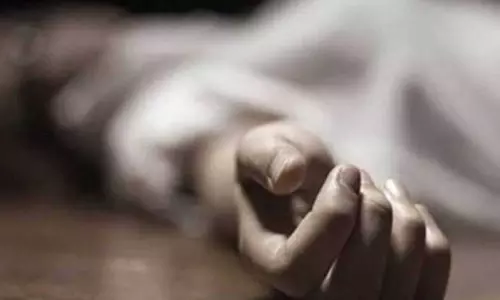 மேடையில் கவிதை வாசித்துக் கொண்டிருந்த நபர் திடீரென சரிந்து விழுந்து உயிரிழப்பு