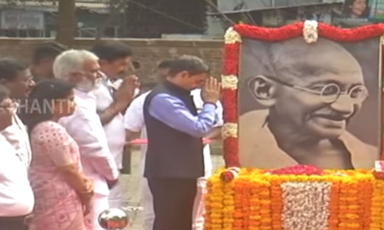 காந்தி நினைவு தினம்: கவர்னர் ஆர்.என்.ரவி மலர் தூவி மரியாதை