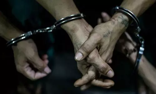 கோவையில் பயங்கர ஆயுதங்களுடன் தனியார் விடுதியில் தங்கியிருந்த 5 பேர் கைது - தப்பியோடிய இளம் பெண்ணுக்கு வலைவீச்சு