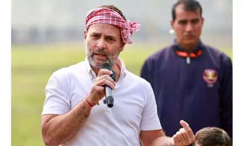 விவசாயிகளிடம் இருந்து நிலம் பறிக்கப்பட்டு தொழில் அதிபர்களுக்கு பரிசாக வழங்கப்படுகிறது - ராகுல்காந்தி குற்றச்சாட்டு