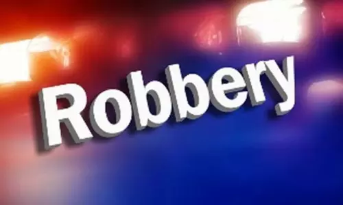 வாகனத்தில் வந்த 2 பேரை கட்டிப்போட்டு நகை, பணம் கொள்ளை: பொதுமக்கள் சாலை மறியல் வாகனத்தில் வந்த 2 பேரை கட்டிப்போட்டு நகை, பணம் கொள்ளை: பொதுமக்கள் சாலை மறியல்